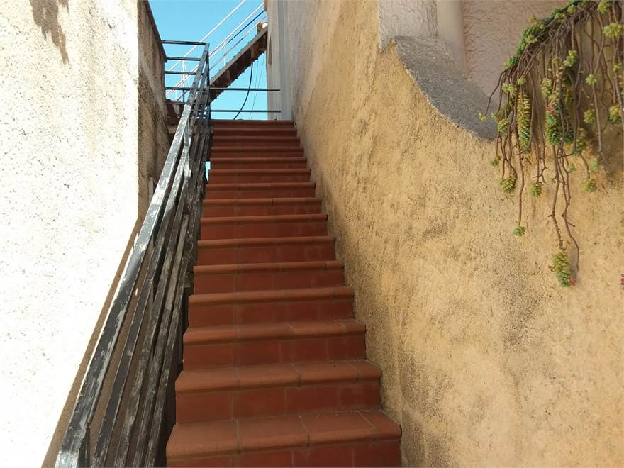 scala esterna che và al primo piano 